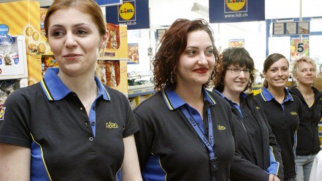 <p>
	Служителите на Lidl&nbsp;ще бъдат сред най-добре платените в сектора на супермаркетите във Великобритания. <em>Снимка: Ройтерс</em></p>
