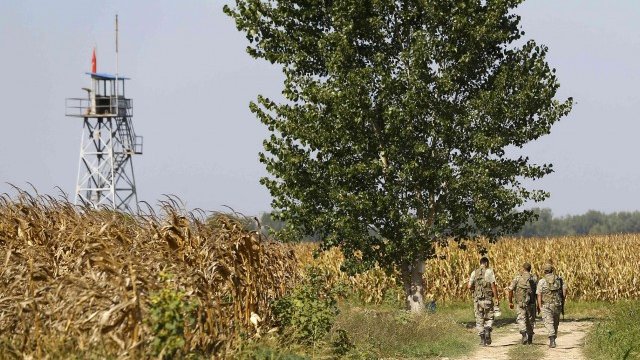 <p>
	Турски военни на границата с Гърция в близост до Одрин. <em>Снимка: Ройтерс</em></p>
