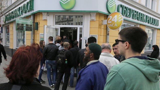 <p>
	Спестяванията на кримските граждани сега са в ръцете на руския фонд за гарантиране на влоговете. <em>Снимка: Ройтерс</em></p>
