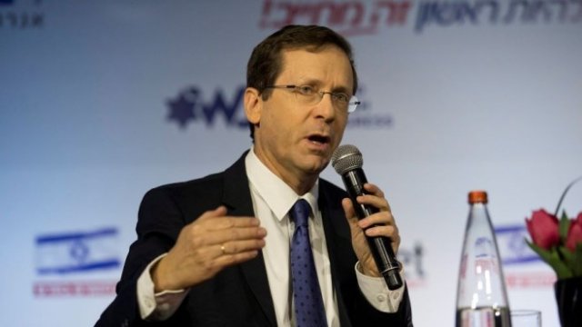 <p>
	Исак Херцог. <em>Снимка: EPA/ABIR SULTAN</em></p>
