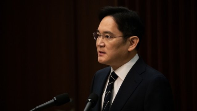 <p>
	Лидерът на Samsung Лий Дзие-юн.&nbsp;<em>Снимка: SeongJoon Cho/Bloomberg</em></p>
