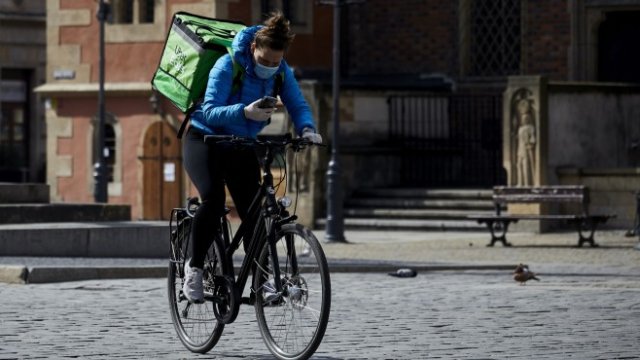 <p>
	Жените, младежите и заетите в неформалните сектори са най-засегнати от негативните тенденции. <em>Снимка: Bartek Sadowski/Bloomberg</em></p>
