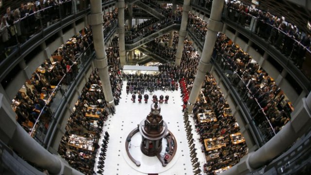 <p>
	Годишната снимка на лондонския екип на&nbsp;Lloyd&#39;s of London. <em>Снимка: Архив Ройтерс</em></p>
