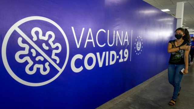 <p>
	Ваксинационен център в Ел Салвадор. <em>Снимка:&nbsp;Camilo Freedman/Bloomberg</em></p>
