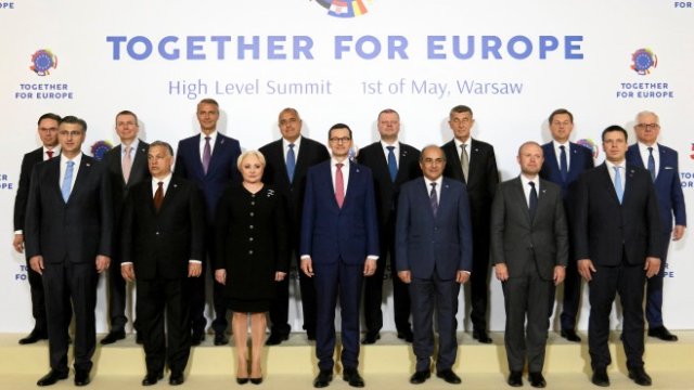 <p>
	Лидерите на 13-те страни, взели участие на<em>&nbsp;</em>среща на високо равнище във Варшава.&nbsp;<em>Снимка: Ройтерс</em></p>
