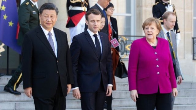 <p>
	Си Дзинпин, Макрон и Меркел. <em>Снимка: Bloomberg</em></p>
