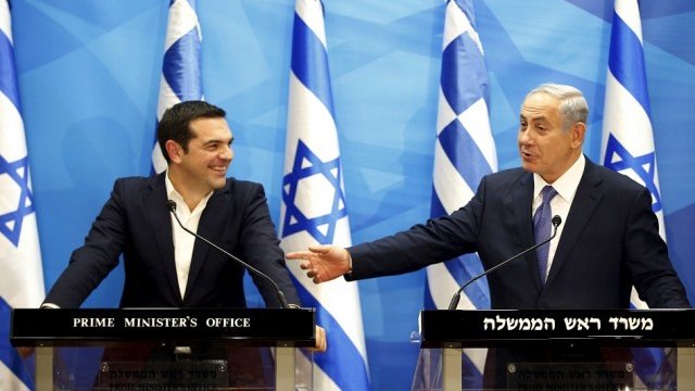 <p>
	Алексис Ципрас (вляво) разговаря с израелския си колега Бенямин Нетаняху. Снимка: <em>Ройтерс</em></p>
