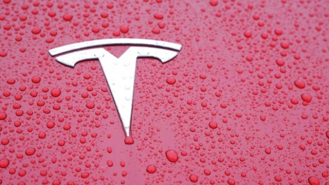 Регулаторите проверяват твърденията на Tesla за автопилота