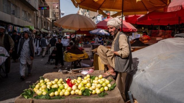 <p>
	Пазар в Кабул. <em>Снимка: Bloomberg</em></p>
