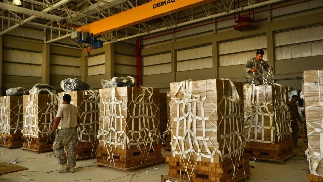 <p>
	Американски военни подготвят стоки, които ще бъдат част от хуманитарната помощ за малцинството в Ирак. <em>Снимка: Ройтерс</em></p>
