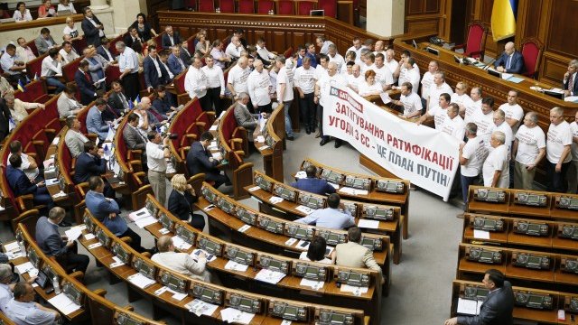 <p>
	Украйна трябва да внесе изменение в украинската конституция, което значително да възпрепятства присъединяването на страната към който и да е военен съюз. <em>Снимка: Ройтерс</em></p>
