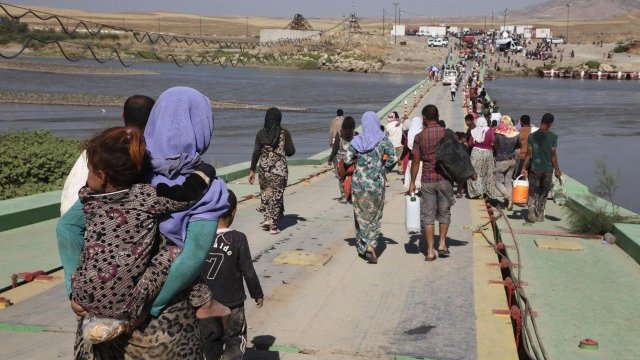 <p>
	Йезидите в търсене на спасение. <em>Снимка: Ройтерс</em></p>
