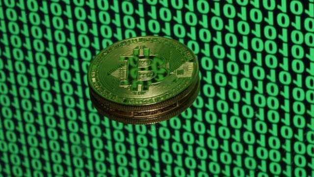 Цената на биткойна падна под 7000 долара