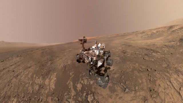 <p>
	Роувърът&nbsp;Curiosity, който изследва тайните на Марс. <em>Снимка: Ройтерс</em></p>
