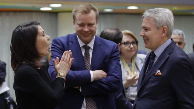 Германският федерален министър на външните работи Аналена Баербок (вляво) и финландският министър на външните работи Пекка Хаависто (вдясно) разговарят по време на заседанието на Европейския съвет на министрите на външните работи и отбраната в Брюксел, Белгия, 20 март 2023 г. Съветът ще обсъди руската агресия срещу Украйна. EPA/OLIVIER HOSLET