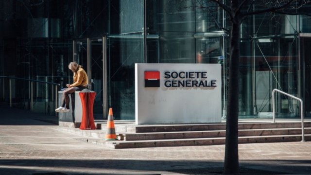<p>
	Минувач пред централата на Societe Generale SA в Париж. <em>Снимка: Cyril Marcilhacy/Bloomberg</em></p>
