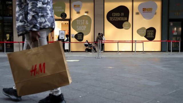 <p>
	Купувач се разхожда в центъра на Берлин. <em>Снимка: Liesa Johannssen-Koppitz/Bloomberg</em></p>
