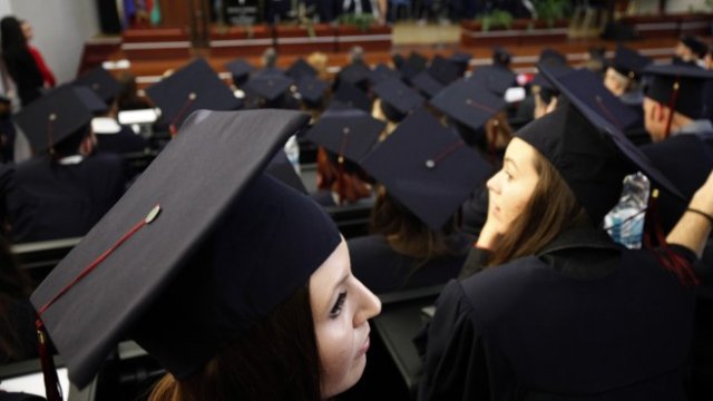 <p>
	Дипломиране на студенти във ВУЗФ.&nbsp;<em>Снимка: Димитър Кьосемарлиев, Investor Media Group&nbsp;</em></p>
