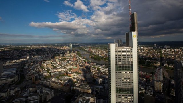 <p>
	Изглед към финансовия квартал на Франкфурт. <em>Снимка: Krisztian Bocsi/Bloomberg</em></p>
