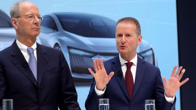 <p>
	Главният изпълнителен директор на Volkswagen Херберт Дийс <em>(вдясно) </em>и председателят на надзорния съвет Ханс Дитер Пьотч <em>(вляво)</em>. <em>Снимка: Krisztian Bocsi/Bloomberg</em></p>
