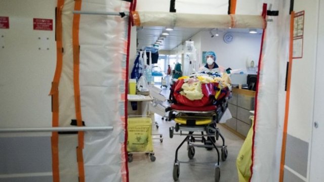 <p>
	Завишените разходи за борбата с коронавируса се компенсират от намалението на разходите за лечение на неспешни състояния и нежеланието на пациентите да посещатав клиники и лекари. <em>Снимка: Natan Laine/Bloomberg</em></p>
