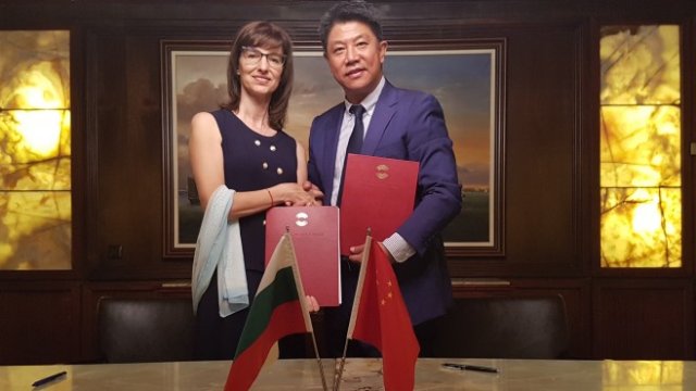 <p>
	Боряна Кралева, прокурист на &bdquo;Българска роза&ldquo; АД (вляво) и Бен Мингджи Ду, президент на&nbsp;Бейджин Фангкаоцян Козметикс Трейдинг Ко. <em>Снимка: Асоциация на индустриалния капитал в България</em></p>
