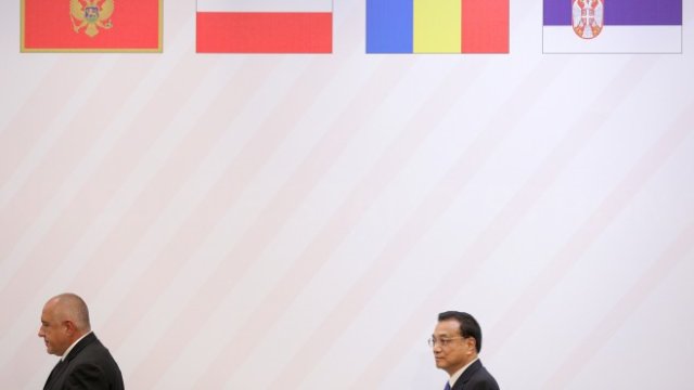 <p>
	Китайският премиер Ли Къцян пристига за пресконференция заедно с българския си колега Бойко Борисов в София. <em>Снимка: Ройтерс</em></p>
