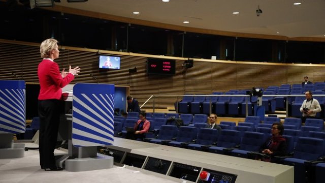 <p>
	Фон дер Лайен пред полупразната зала за пресконференции. <em>Снимка: EPA/FRANCOIS LENOIR / POOL</em></p>
