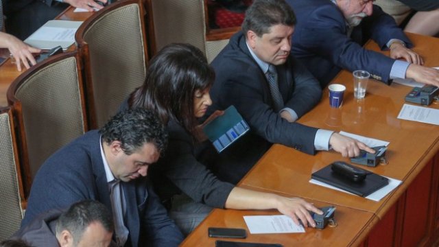 <p>
	<b>&nbsp;</b>Председателят на ПГ на ГЕРБ Даниела Дариткова. <em>Снимка: Димитър Кьосемарлиев, Investor Media Group</em></p>
