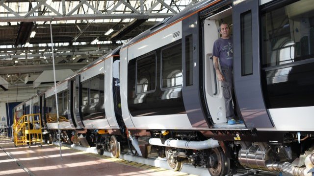 <p>
	Заводът на компанията в Дерби, централна Англия. <em>Снимка: Ройтерс</em></p>
