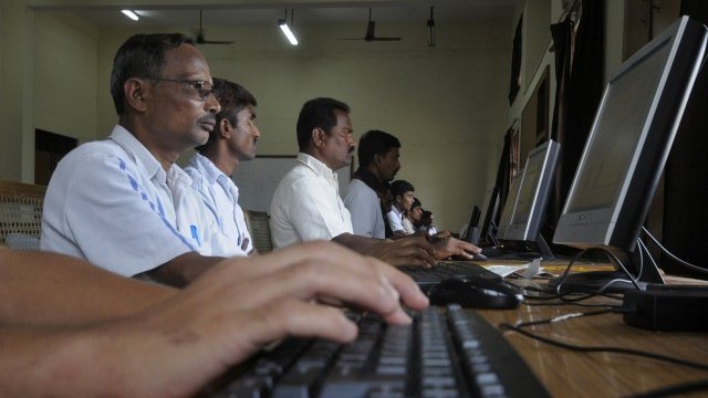 <p>
	Интернет стана неделима част от живота на индийците.<em> Снимка: Ройтерс</em></p>
