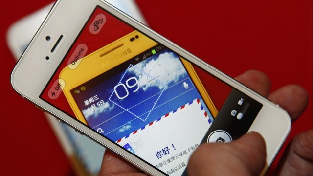<p>
	Apple може да се облегне на стратегията на Samsung и да започне да предлага различни версии на смартфона си.&nbsp;<em><span style="font-size: 12px;">Снимка: Ройтерс</span></em></p>
