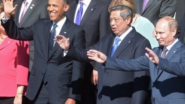 <p>
	Индонезийският президент раздели Обама и Путин на &quot;семейната&quot; снимка на Г20. Източник:<em> Официален сайт на руското председателство на Г20</em></p>
