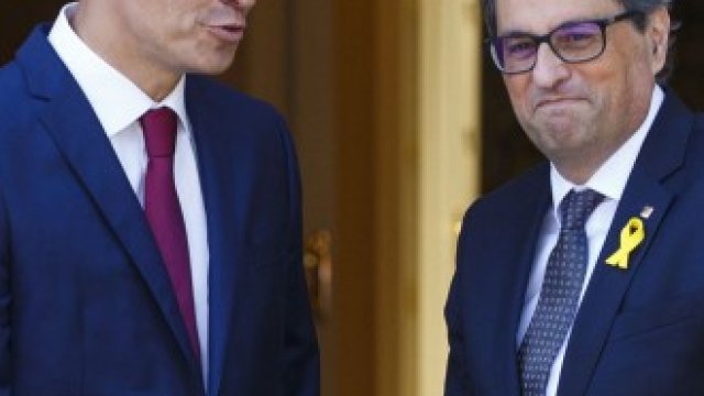 <p>
	Испанският премиер Педро Санчес (вляво) и президентът на Каталуния Йоаким Тора (вдясно).&nbsp;<em>Снимка:&nbsp;Angel Navarrete/Bloomberg</em></p>
