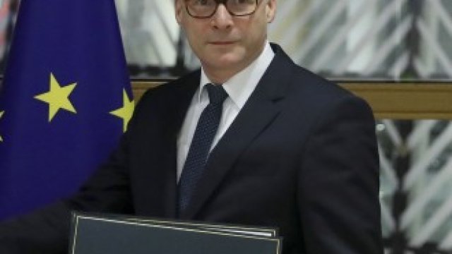 <p>
	Постоянният представител на Великобритания в ЕС Тим Бароу (вляво) връчва документите за ратификация за Brexit на генералния секретар на Европейския съвет Йепе Транхолм-Микелсен (вдясно).&nbsp;<em>Снимка: EPA/БГНЕС</em></p>
