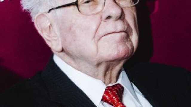 <p>
	Бъфет от години казва, че вестникарският бизнес на Berkshire Hathaway се свива по-бързо от очакваното.<i>Снимка:&nbsp;</i><i>Houston Cofield/Bloomberg</i></p>
