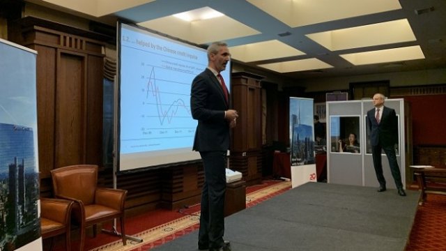 <p>
	Главният икономист на УниКредит за ЦИЕ Дан Букша и главният икономист на УниКредит Булбанк Кристофор Павлов. <em>Снимка: УниКредит Булбанк</em></p>
