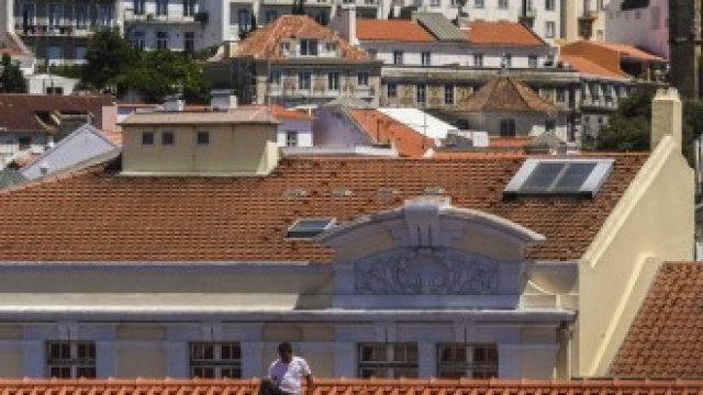 <p>
	Растящите цени на жилищата в Лисабон са проблем за местните жители. <em>Снимка:&nbsp;Patricia de Melo Moreira/Bloomberg</em></p>
