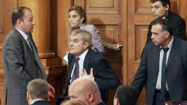 <p>
	Депутати по време на обсъждането на бюджета за 2012 г. Снимка: БТА</p>
