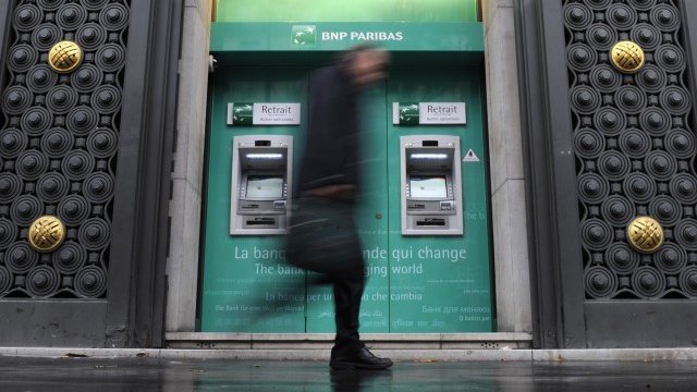 <p>
	Един от клоновете на френската банка BNP Paribas. Снимка: Ройтерс</p>
