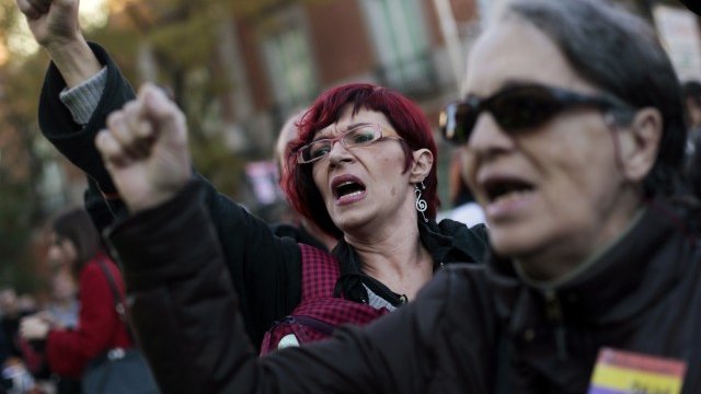 <p>
	Демонстранти в Мадрид протестират срещу икономическите мерки на правителството. Испания е страната с най-висока безработица в ЕС. Снимка: Ройтерс</p>
