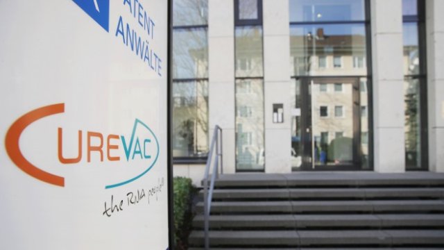 <p>
	Офис на компанията във Франкфурт. <em>Снимка: EPA/ARMANDO BABANI&nbsp; </em></p>
