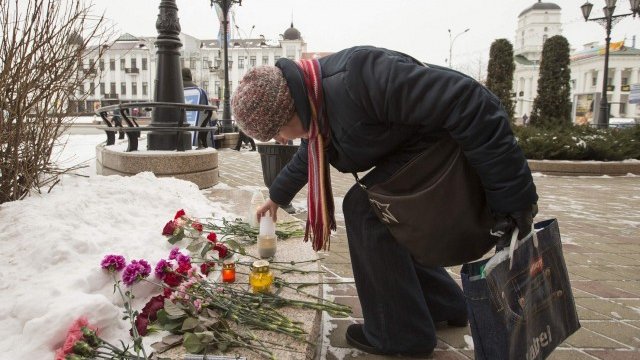 <p>
	Хора от всички краища на света оставиха цветя, моливи и свещи в памет на жертвите. <em>Снимка: Ройтерс</em></p>
