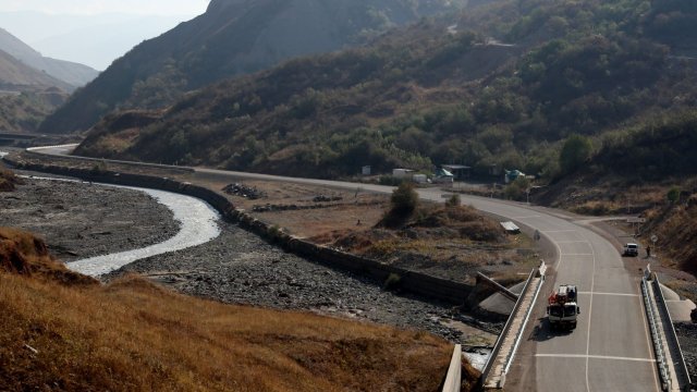 Участък от магистрален път север-юг в Киргизстан, алтернатива на съществуващата магистрала Бишкек-Ош, която минава през планински терен. Строителството се осъществява със заеми, вкл. и от Китай. Китайският изпълнител China Road and Bridge Corporation и италианската Todini Costruzioni Generali. S.P.A. участват в строителството. Снимка: EPA/IGOR KOVALENKO