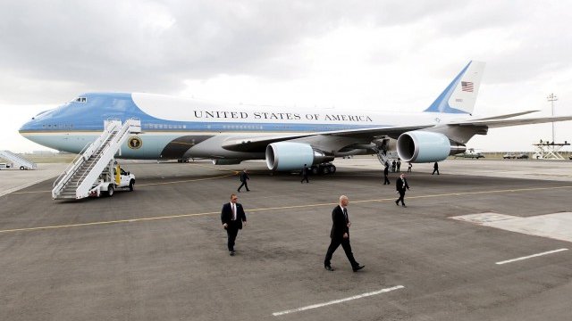 <p>
	Агенти по сигурността пред Air Force 1. <em>Снимка: Ройтерс</em></p>
