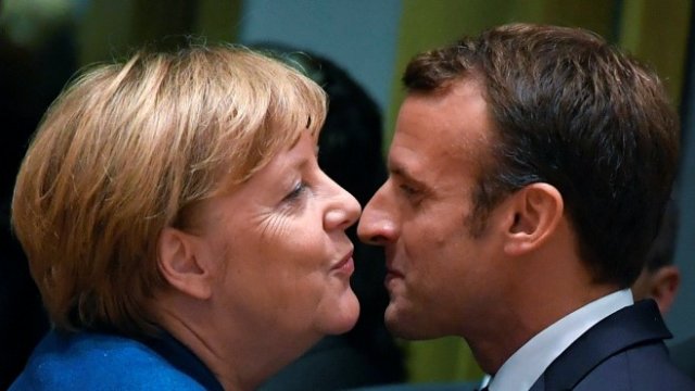 <p>
	Целувка за сбогом? <em>Снимка: Архив Ройтерс</em></p>
