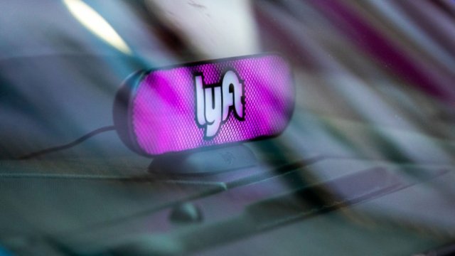 <p>
	Логото на Lyft на кола, извършваща споделени пътувания. <em>Снимка: Bloomberg&nbsp;</em></p>
