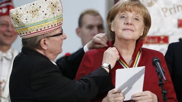 <p>
	Медали за най-високо заплащане все още не дават, макар че Меркел изглежда го заслужава напълно. <em>Снимка: Ройтерс</em></p>
