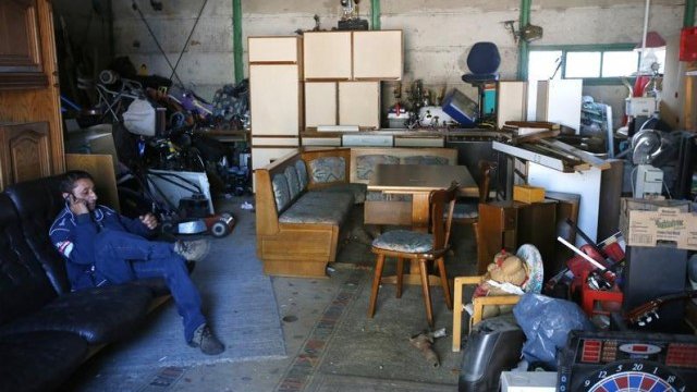 <p>
	Ромски семейства често се препитават с продажбата на вещи, изхвърлени от германци или австрийци. <em>Снимка: Архив Ройтерс</em></p>
