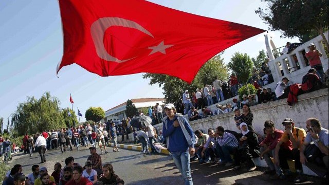 <p>
	<em>Бежанци и мигранти на автогарата в Истанбул. Снимка: Ройтерс</em></p>
